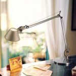 LED skrivebordlampe Tolomeo med dæmper