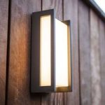 Retlinjet udendørs LED-væglampe Qubo