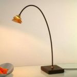 Elegant SNAIL bordlampe af jern, brun og guld