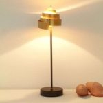 Elegant designet bordlampe BANDEROLE GOLD i jern