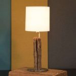 Alter Kavalier – bordlampe med hegnselement i træ