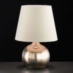 I guld – bordlampe Ely med keramikfod