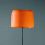Ola standerlampe med fiberglasskærm, orange