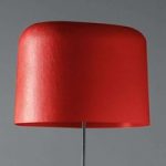 Ola standerlampe med fiberglasskærm rød