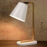 Cona – bordlampe med stel i træoptik