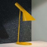 Louis Poulsen AJ – designer bordlampe, okker