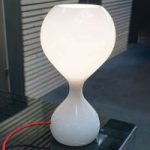 next Blubb – glasbordlampe, opal/rød ledning