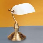 Onella bordlampe i sekretærstil opal