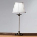 Klassisk Ellen bordlampe med plisséskærm