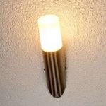 LED-udendørsvæglampe Milena anbringes vinklet