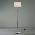 Akita – elegant stofgulvlampe i hvid